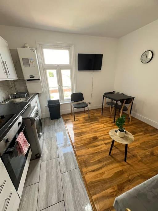 2 Bedroom Apartment Near Station Londýn Exteriér fotografie