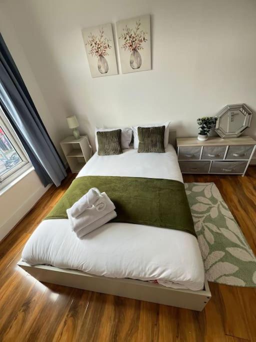 2 Bedroom Apartment Near Station Londýn Exteriér fotografie